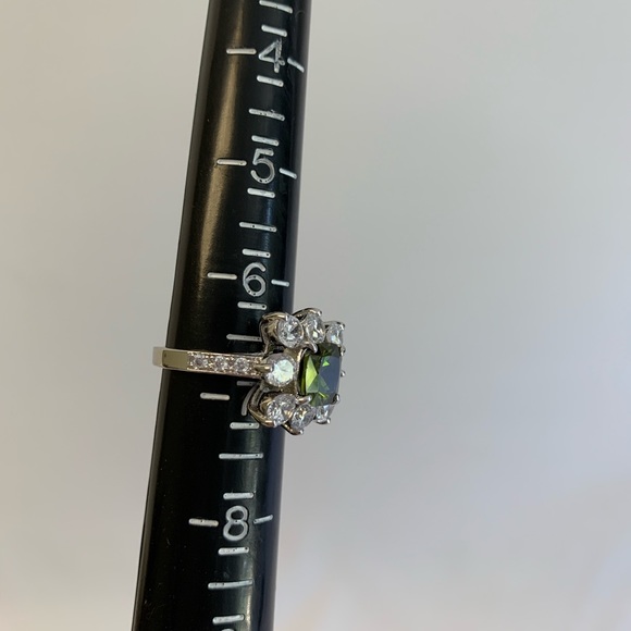 Emerald green & Crystal Cocktail Ring 6 3/4 - Picture 7 of 8